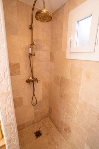 une douche avec pommeau de douche dans une salle de bain dans l'établissement Casa Cardiccia, à Folelli