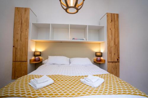 una camera da letto con un letto con due asciugamani sopra di Casa Cardiccia a Folelli