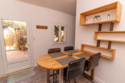 una sala da pranzo con tavolo e sedie in legno di Casa Cardiccia a Folelli