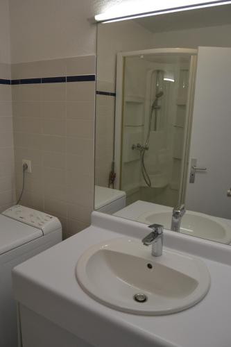 ein weißes Badezimmer mit Waschbecken und Toilette in der Unterkunft Appartement Wimereux "les pieds dans l'eau", parking, wifi in Wimereux