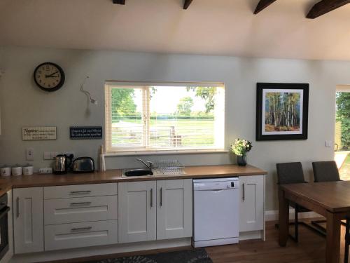 Η κουζίνα ή μικρή κουζίνα στο Knockreagh Farm Cottages, Callan, Kilkenny