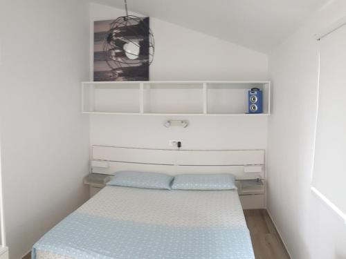 ein kleines Schlafzimmer mit einem Bett in einem Zimmer in der Unterkunft Apartment Mia 2 in Rab