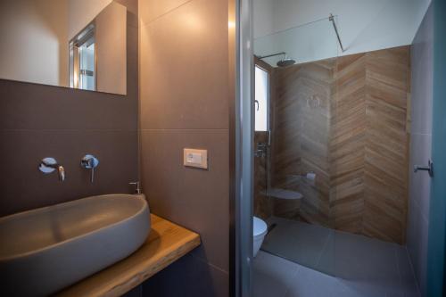 Koupelna v ubytování Brand new Villa Lefka with private pool at Platies
