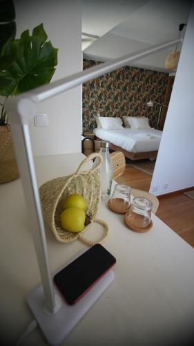 una mesa con un ordenador portátil y una cesta de limones en ella en Sea Soul Esposende, en Esposende