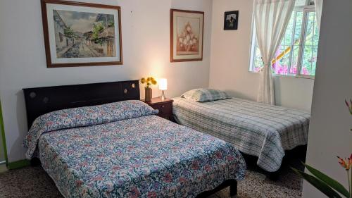 En eller flere senge i et værelse på La Acuarela, Posada de La Monita