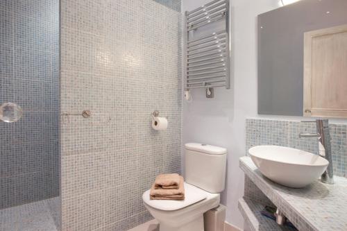 LUXURY BARCELONA CENTRAL CITY COSY 3 BEDROOM APARTMENT WITH PRIVATE TERRACE