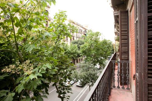 LUXURY BARCELONA CENTRAL CITY COSY 3 BEDROOM APARTMENT WITH PRIVATE TERRACE