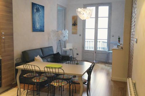 LUXURY BARCELONA CENTRAL CITY COSY 3 BEDROOM APARTMENT WITH PRIVATE TERRACE