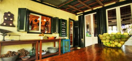 a kitchen with a counter and a basket of fruit at La Casa de los Limoneros in Colonia del Sacramento