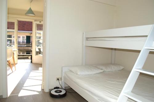 Giường trong phòng chung tại Sunny apartment in residential park - De Haan