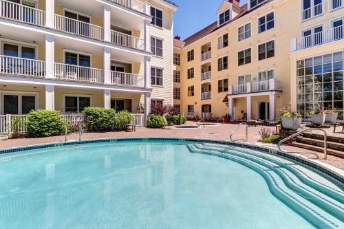 Swimming pool sa o malapit sa Long Trail House Condos