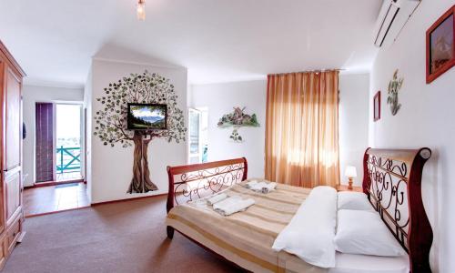 Mayak Resort tesisinde bir odada yatak veya yataklar