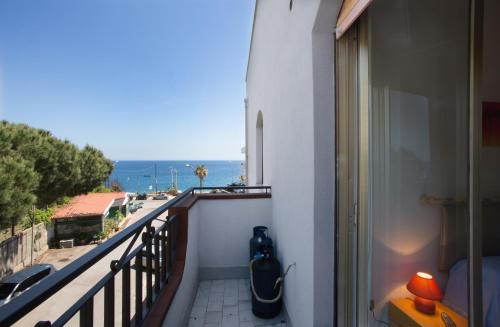 En balkon eller terrasse på La Finestra sul Mare