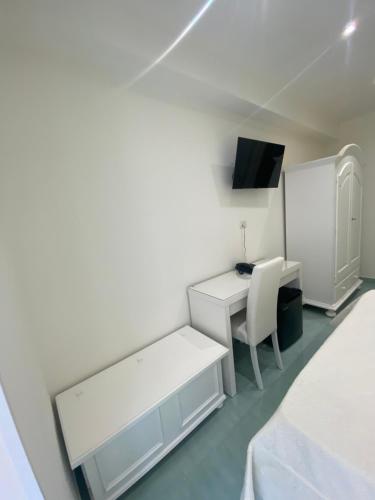 a white room with a desk and a computer in it at Cilento Experience rooms in Marina di Camerota
