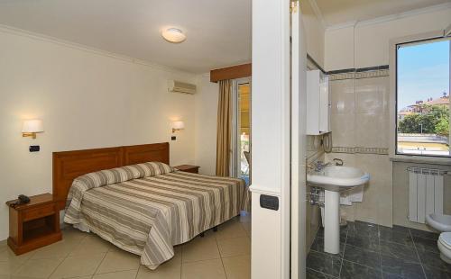 Un pat sau paturi într-o cameră la Hotel Coluccini