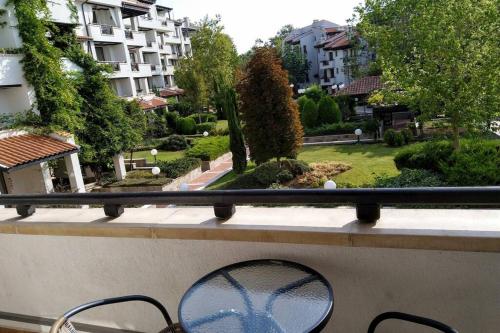 einen Balkon mit Aussicht, einem Tisch und Stühlen in der Unterkunft Apartment in the picturesque Oasis Resort & Spa in Lozenets