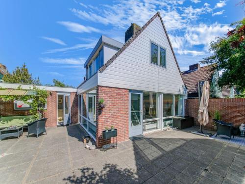 a house with a courtyard with a patio at Comfortable vacation home near the sea in Noordwijkerhout