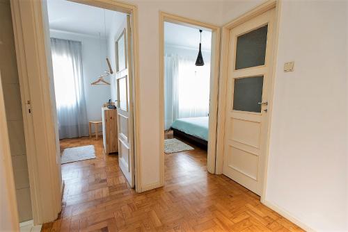 a room with a bedroom with a bed and a door at Casa do Remo Praia da Aguda in Arcozelo