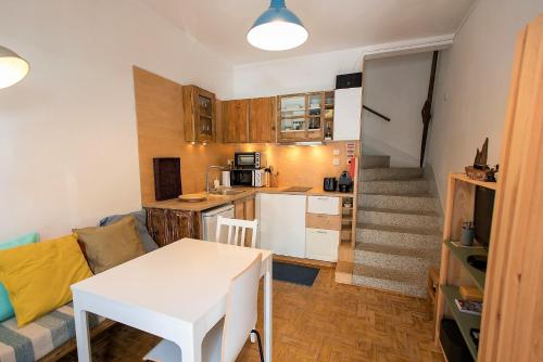 a kitchen and living room with a table and a couch at Casa do Remo Praia da Aguda in Arcozelo