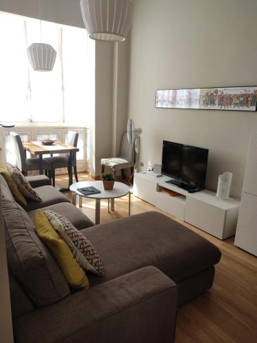 ein Wohnzimmer mit Couch und Fernseher in der Unterkunft Málaga Centro in Málaga