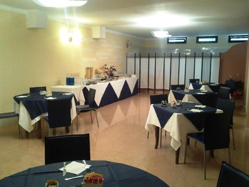 Un restaurante u otro lugar para comer en Hotel Sextum