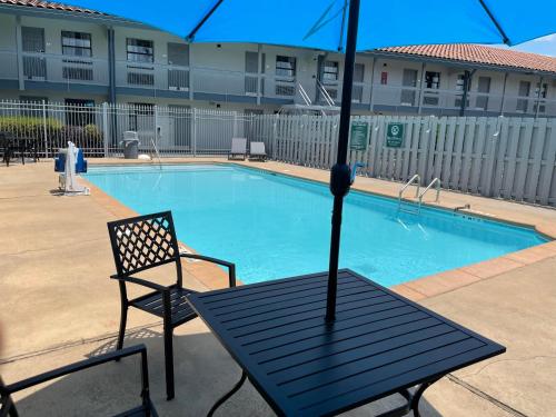 The swimming pool at or close to Travelodge by Wyndham Tuscaloosa