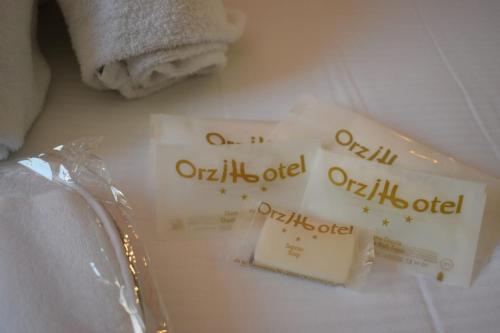 ein Paket von zertifizierter Seife und Handtüchern auf einer Badezimmertheke in der Unterkunft Orzihotel in Orzivecchi