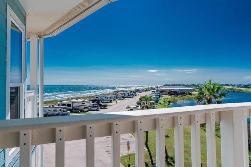 Great Condo in Seascape Fabulous Pool Area Private Boardwalk Takes You Right to the Beach