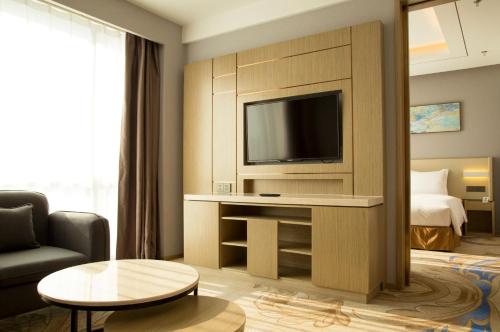 Μια τηλεόραση ή/και κέντρο ψυχαγωγίας στο Holiday Inn Express Anshan Downtown by IHG