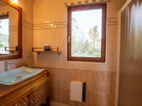 La salle de bains est pourvue d'un lavabo et d'une fenêtre. dans l'établissement Gîte La Roque-Gageac, 3 pièces, 4 personnes - FR-1-616-153, à La Roque-Gageac