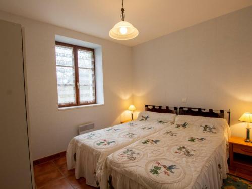 um quarto com uma cama, 2 candeeiros e uma janela em Gîte Tursac, 4 pièces, 6 personnes - FR-1-616-151 em Tursac