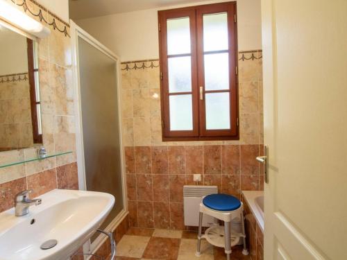 uma casa de banho com um lavatório, um WC e uma janela. em Gîte Tursac, 4 pièces, 6 personnes - FR-1-616-151 em Tursac