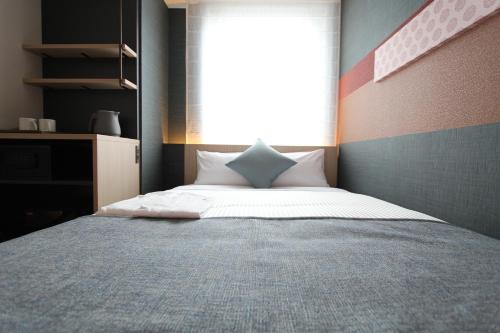 Una cama o camas en una habitación de KOKO HOTEL Tsukiji Ginza