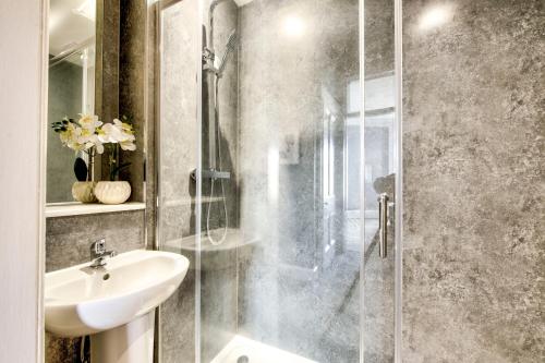 bagno con lavandino e doccia in vetro di Lothian Road - perfect city centre location. a Edimburgo