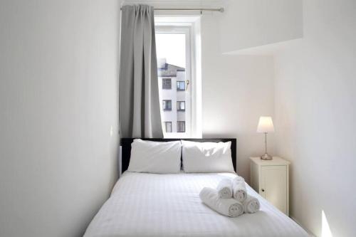 ein Schlafzimmer mit einem Bett mit zwei Handtüchern darauf in der Unterkunft Beautiful Scandi-Inspired one bed in Stockbridge in Edinburgh