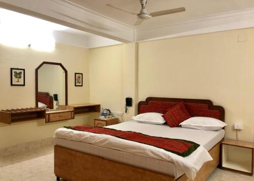 En eller flere senge i et værelse på Hotel Saluja