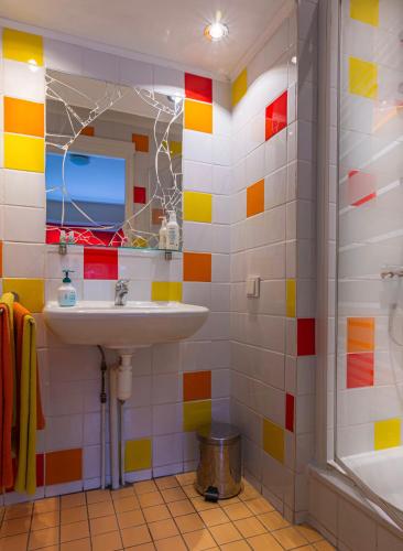 a bathroom with a sink and a mirror at Familie Quellhorst in Leiden