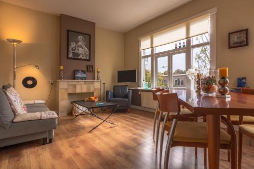 Familie Quellhorst في لايدِن: غرفة معيشة مع طاولة وغرفة طعام