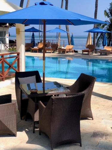 Bazén v ubytování Kenya Bay Beach Hotel nebo v jeho okolí