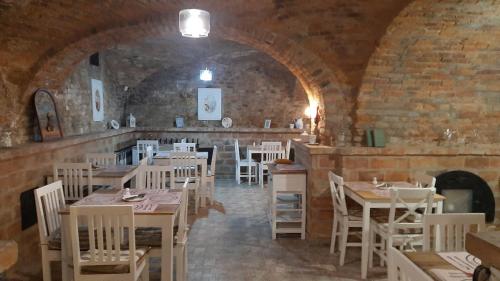 Reštaurácia alebo iné gastronomické zariadenie v ubytovaní Villa Harmónia