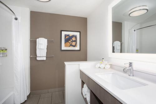 een witte badkamer met een wastafel en een spiegel bij Holiday Inn Express & Suites Great Bend, an IHG Hotel in Great Bend