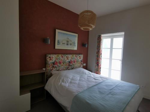 a bedroom with a bed and a window at Appartement Escapade Vitaminée - Maison d'Aligre in Marans
