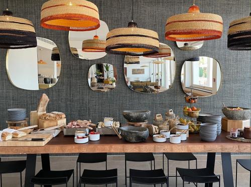 Una mesa con sillas y espejos en una habitación. en Le Mirage, en Bormes-les-Mimosas