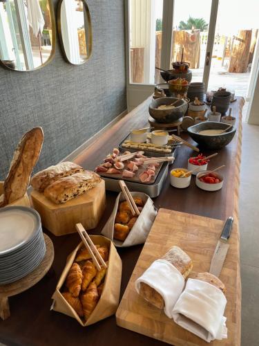 Una mesa cubierta con muchos tipos diferentes de comida en Le Mirage, en Bormes-les-Mimosas