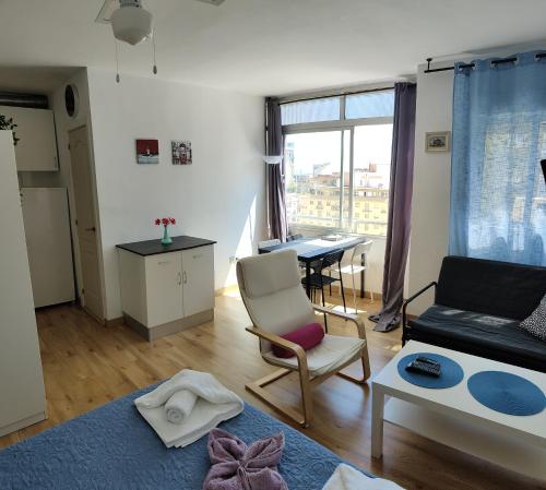 ein Wohnzimmer mit einem Sofa und einem Tisch in der Unterkunft Solaz-Andaluz City Center Apartment in Torremolinos