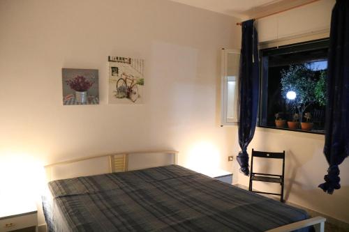 a bedroom with a bed and a window at Claudia vacanze in Torre Suda