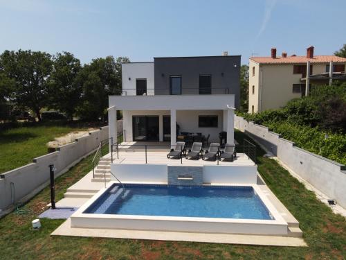 Villa Tara, 4 bedroom Villa with heated pool