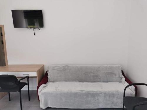un soggiorno con divano, tavolo e TV di Reda apartments a Lublino