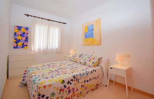 カン・ピカフォルトにあるCasa Alba 159 by Mallorca Charmeの白いベッドルーム(ベッド1台、窓付)