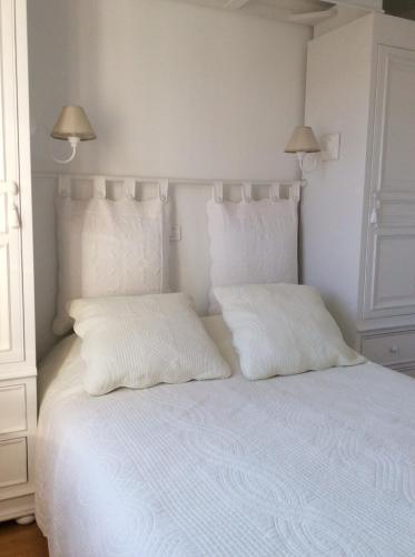 - un lit blanc avec 2 oreillers blancs dans l'établissement Baie Sud Cayeux sur Mer ciel, à Cayeux-sur-Mer